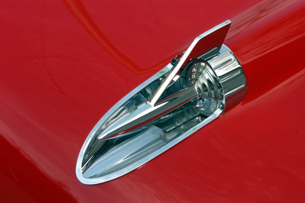 红色汽车的引擎盖装饰图片下载