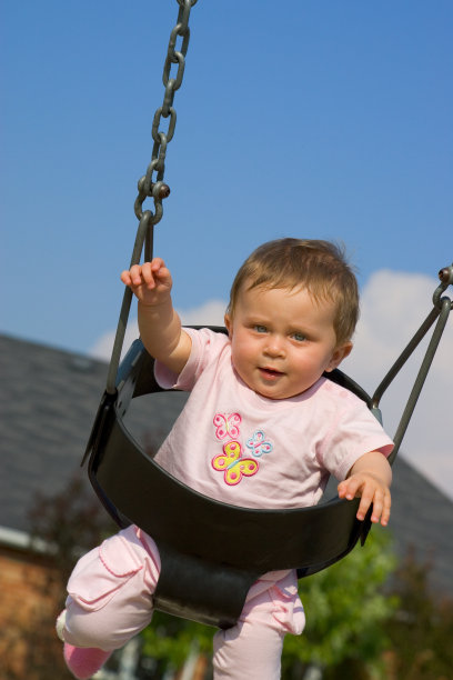 人-秋千上的宝贝女儿#1图片下载