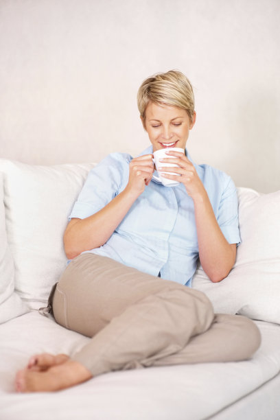 中年女士在喝咖啡图片下载