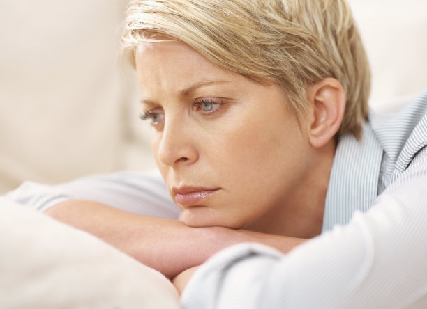 躺在沙发上做白日梦的女人图片下载