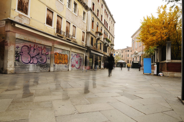 繁忙的城市步行区人们在意大利威尼斯图片下载