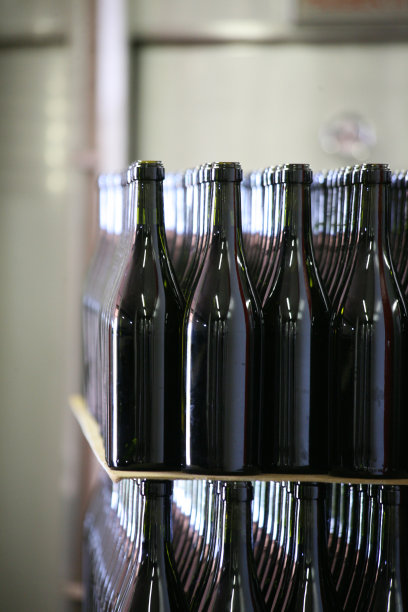 这是一排排普通酒瓶的特写图片下载