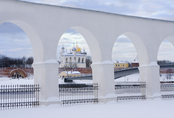 白色拱门的古老城堡和美丽的教堂图片下载