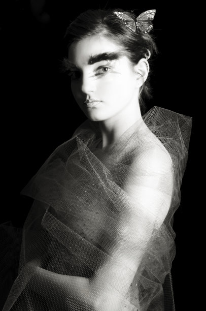 一名裹着粗呢绒的年轻女子。图片下载