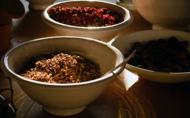 桌上碗里食物的特写镜头图片下载