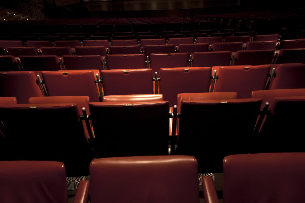 有红色皮革座位的剧院图片下载