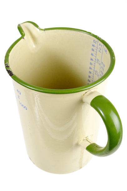 旧珐琅量壶孤立白色图片下载