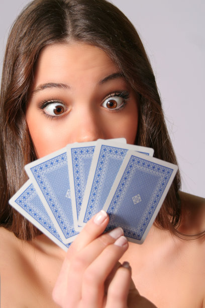 迷人的年轻女子与扑克牌图片下载