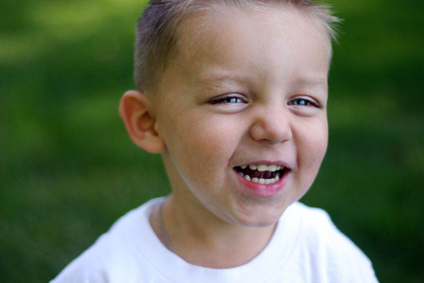 笑的小男孩图片下载