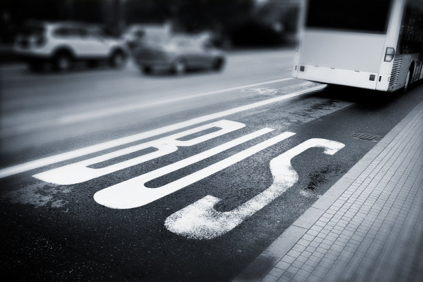 公共汽车专用车道图片下载