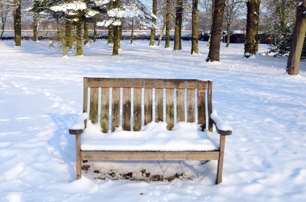 冰雪覆盖的长椅上图片下载