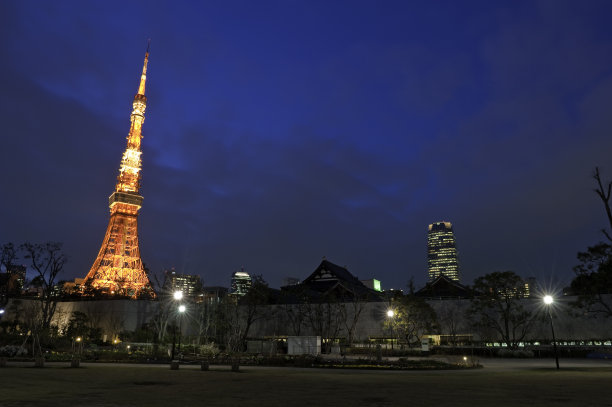 东京塔照亮稻户町蓝色黄昏日本柴馆公园图片下载