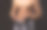英俊的赤裸上身的男拳击手正在抓他的手图片下载