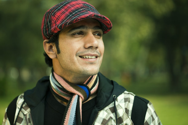 自然环境中自信时尚的年轻人图片下载