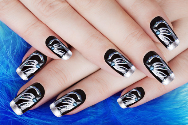 修完指甲后新涂的指甲图片下载