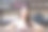 年轻女子在美容沙龙摆姿势，微笑的室内。图片下载