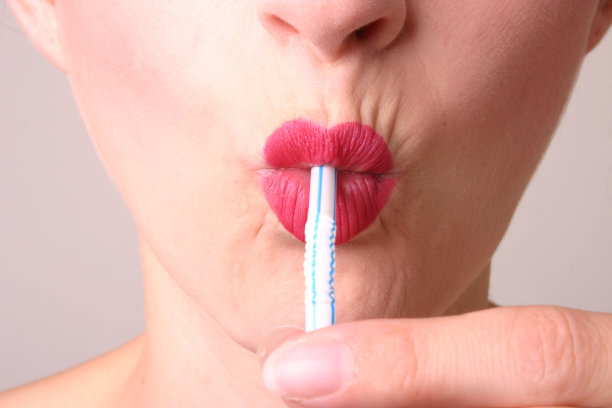 女人涂唇膏的特写图片下载