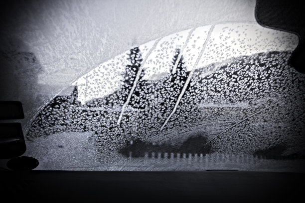 雪花落在汽车挡风玻璃上图片下载