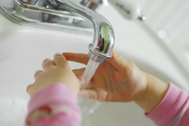 小女孩在洗手图片下载