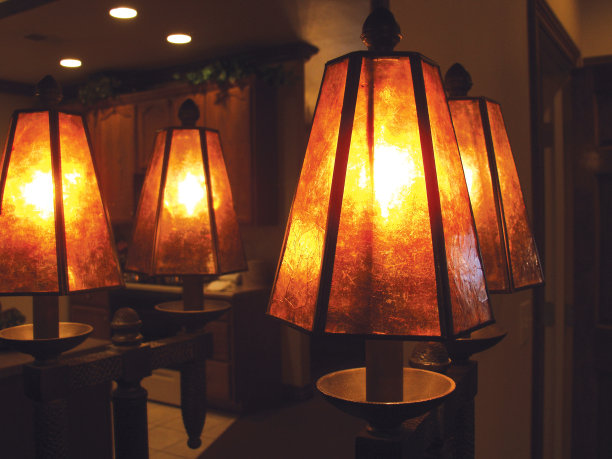 琥珀色的灯和镜子图片下载