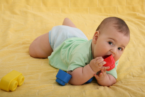 小男孩在玩玩具图片下载