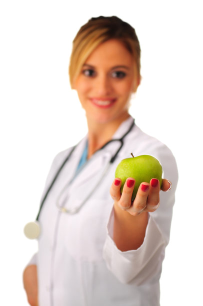 漂亮的年轻医生给苹果图片下载