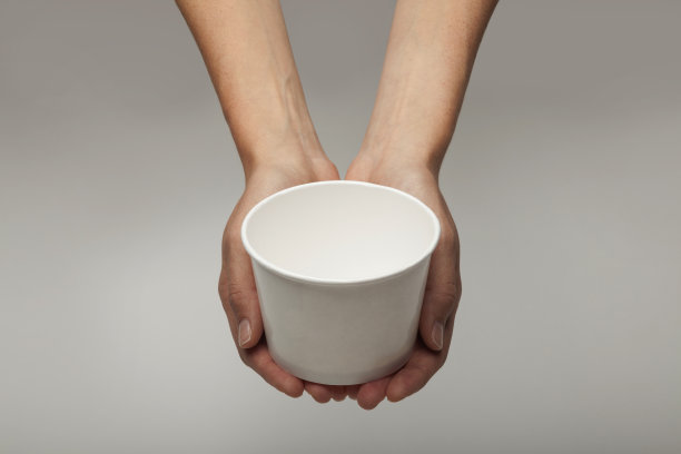 女性白种人的手拿着纸汤碗图片下载