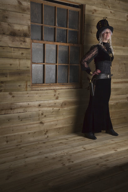 老木屋外的蒸汽朋克枪手图片下载