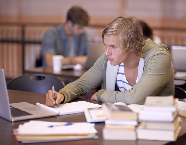 他对学习很认真图片下载