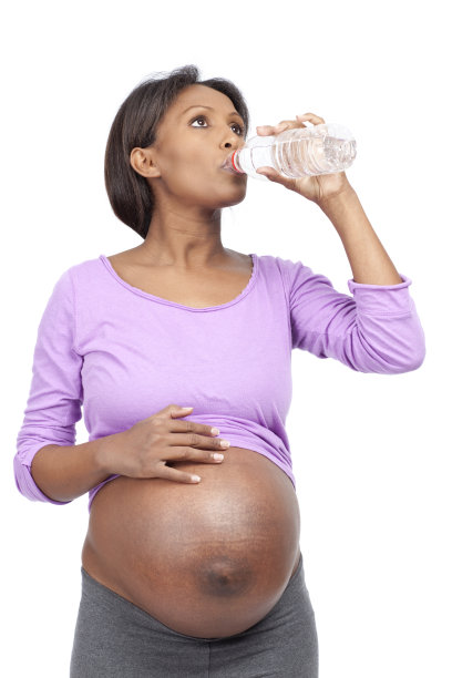 孕妇饮用矿泉水。图片下载