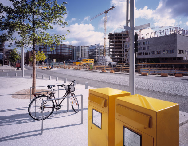 位于汉堡开发区的黄色邮箱。图片下载