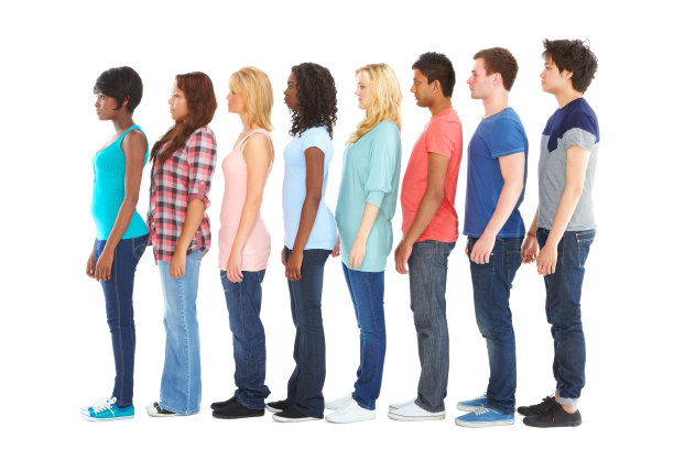 一群年轻人在排队图片下载