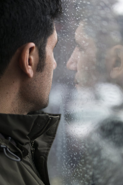 脸和雨图片下载