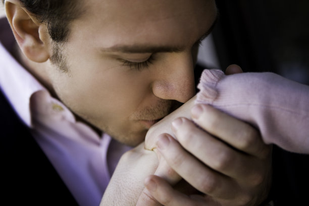 男人亲吻女人的手图片下载