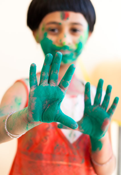 一个印度小女孩庆祝胡里节的正面照片图片下载
