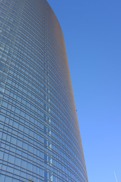 米兰一座现代办公大楼的曲面立面图片下载