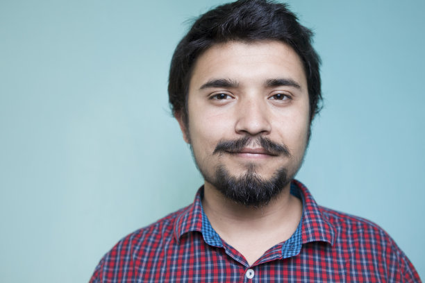 一个年轻的亚洲男人的肖像。图片下载