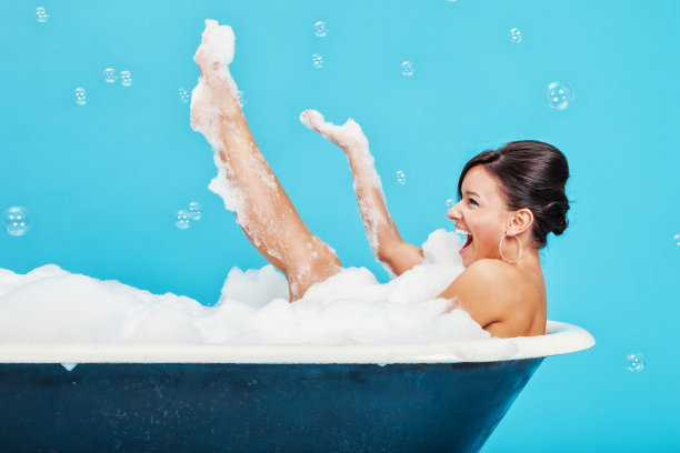 迷人的年轻女子享受泡泡浴图片下载