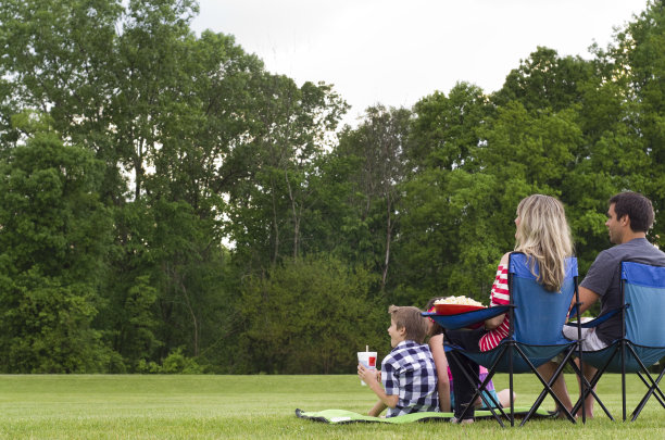 家人坐在外面看电影或活动图片下载