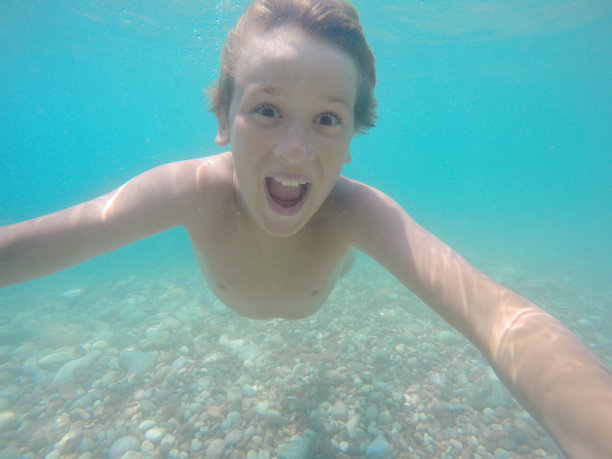 潜水男孩图片下载