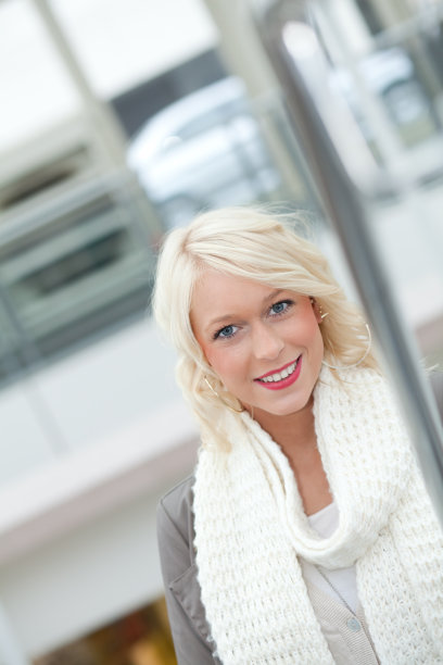 年轻快乐的金发女郎图片下载