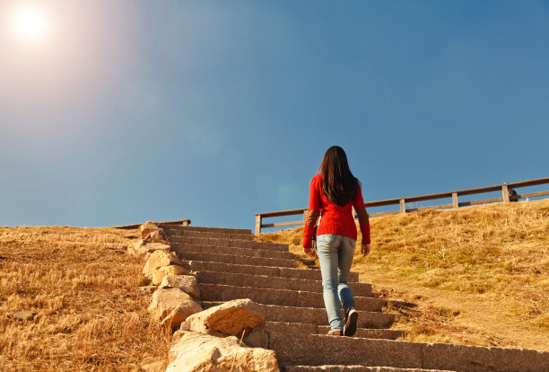 走在路上，问候太阳图片下载