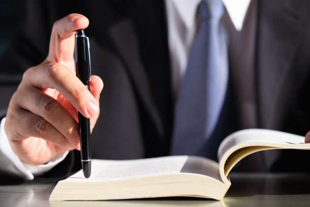 拿着笔和书的商人素材图片