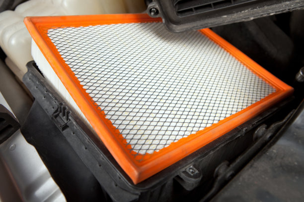 新型清洁空气过滤器在SUV发动机室图片下载