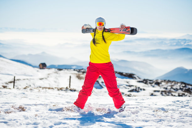 转弯时，滑雪板在头部后方，起始位置图片下载