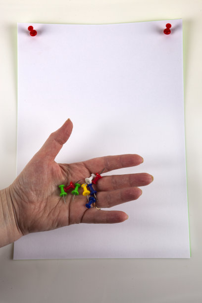 手上的彩色别针图片下载