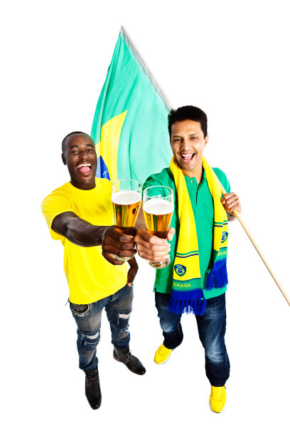 两个快乐的巴西球迷用啤酒为他们的球队干杯图片下载