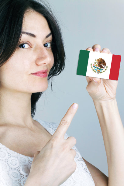 手持墨西哥国旗的妇女图片下载