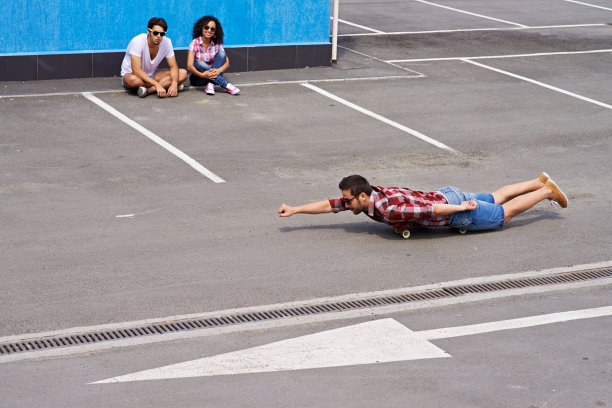 超级英雄在滑板图片下载