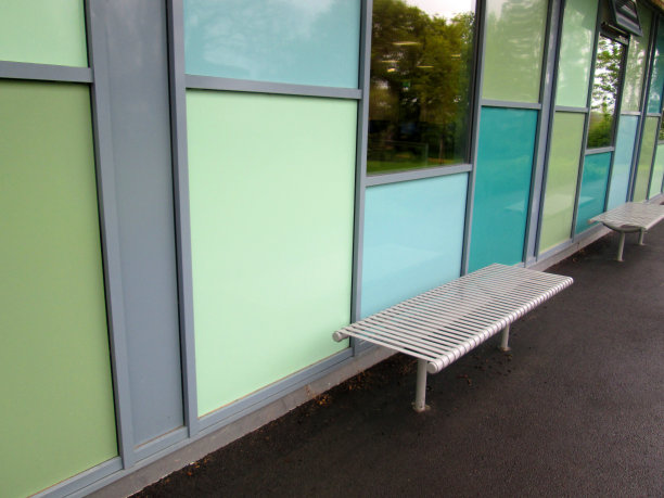 绿色面板覆盖的公共建筑形象图片下载